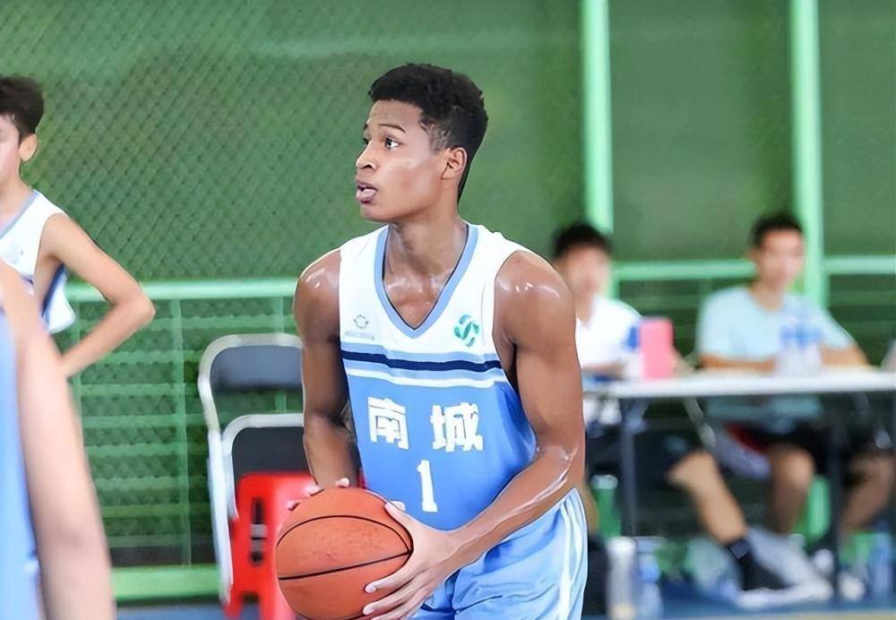 窗口期体能课后，广东宏远篮板制胜备战NBA季后赛，底气十足，阵容厚度经受考验的简单介绍